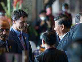 Le premier ministre Justin Trudeau s'adressant au président chinois Xi Jinping lors du sommet du G20 à Bali en novembre 2022.