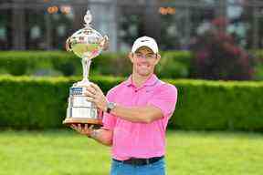 Rory McIlroy, d'Irlande du Nord, pose avec le trophée après avoir remporté l'Omnium canadien RBC au St. George's Golf and Country Club, dimanche à Toronto.