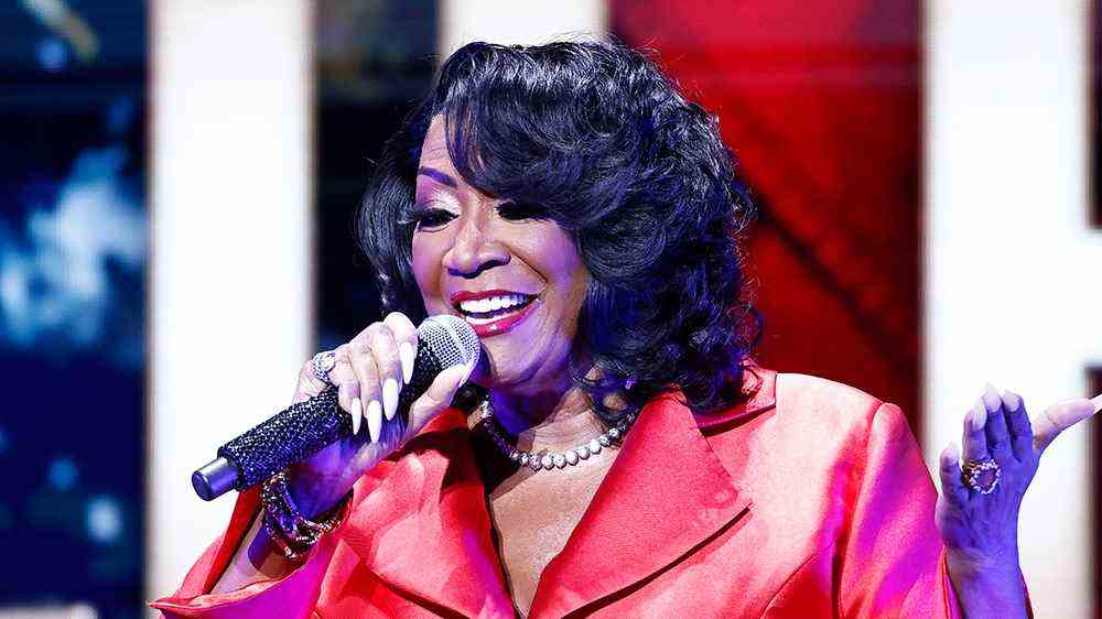 Patti LaBelle s'est précipitée hors de la scène lors d'un concert à Milwaukee alors que la foule évacuait en raison d'une alerte à la bombe
	
	
