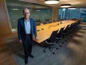 Stephen Smith, cofondateur et chef de la direction de First National Financial LP, dans les bureaux de son entreprise à Toronto.  Il dit qu'un marché du travail sain et le test de résistance hypothécaire devraient éviter un désastre immobilier.