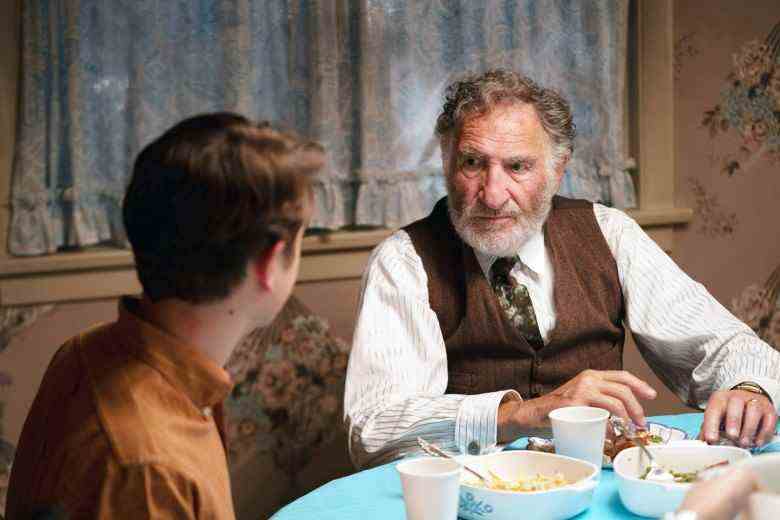 LES FABELMANS, de gauche à droite : Gabriel LaBelle, Judd Hirsch, 2022. ph : Merie Weismiller Wallace / © Universal Pictures / Courtesy Everett Collection