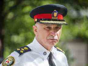 Le chef de la police de Toronto, James Ramer, est accompagné du président de l'Association des policiers de Toronto, Jon Reid (pas sur la photo) et du maire John Tory, devant l'hôtel de ville de Toronto, le vendredi 2 juillet 2021.