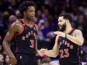 OG Anunoby # 3 et Fred VanVleet # 23 des Raptors de Toronto prennent la parole lors du troisième quart-temps au Wells Fargo Center le 19 décembre 2022 à Philadelphie.