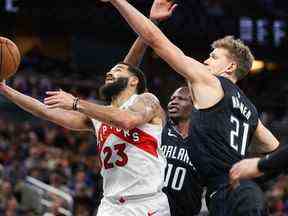 Fred VanVleet des Raptors conduit au cerceau devant Moritz Wagner d'Orlando Magic au cours du deuxième quart-temps au Amway Center le 12 décembre 2012.