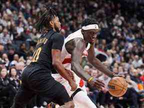 Pascal Siakam des Raptors de Toronto fait un geste contre Darius Garland des Cleveland Cavaliers lors de la seconde moitié de leur match de basket-ball à la Scotiabank Arena le 28 novembre 2022 à Toronto, Ontario, Canada.