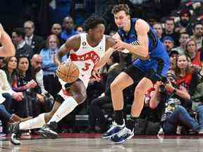 L'attaquant des Raptors de Toronto OG Anunoby dribble le ballon contre l'attaquant du Magic d'Orlando Franz Wagner en première mi-temps à la Scotiabank Arena.