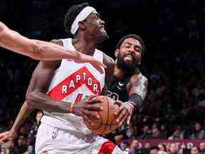 Le garde des Brooklyn Nets Kyrie Irving tente de voler le ballon à l'attaquant des Raptors de Toronto Pascal Siakam au cours du deuxième quart au Barclays Center.