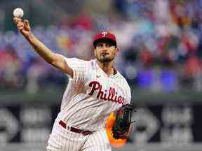 DOSSIER – Zach Eflin des Phillies de Philadelphie lance lors de la première manche du match de baseball de l'équipe contre les Rockies du Colorado, le 26 avril 2022, à Philadelphie.  Eflin a accepté de rejoindre les Rays de Tampa Bay pour un contrat de 40 millions de dollars sur trois ans, le plus important que le club ait jamais accordé en agence libre, a déclaré à l'Associated Press une personne familière avec l'accord.