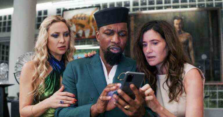 GLASS ONION: A KNIVES OUT MYSTERY, (aka KNIVES OUT 2), from left: Kate Hudson, Leslie Odom Jr., Kathryn Hahn, 2022. © Netflix / Courtesy Everett Collection