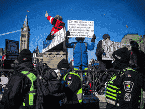 La police surveille les manifestants rassemblés autour de la colline du Parlement et du centre-ville d'Ottawa pour la manifestation du Freedom Convoy le dimanche 30 janvier 2022.