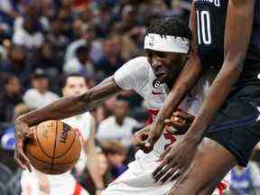 L'attaquant des Raptors Chris Boucher se heurte au centre Bol Bol d'Orlando Magic le dimanche 11 décembre.