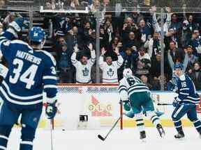 Mitchell Marner des Maple Leafs se tourne pour célébrer après avoir marqué le troisième but de son équipe contre les Sharks de San Jose en fin de troisième période le mercredi 30 novembre 2022.