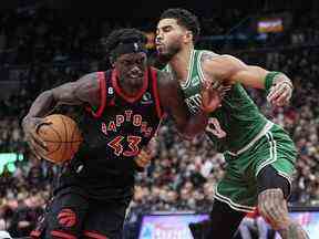 L'attaquant des Raptors Pascal Siakam (à gauche) se dirige vers le filet contre l'attaquant des Celtics Jayson Tatum (à droite) lors de l'action de la NBA en deuxième mi-temps à la Scotiabank Arena de Toronto, le lundi 5 décembre 2022.