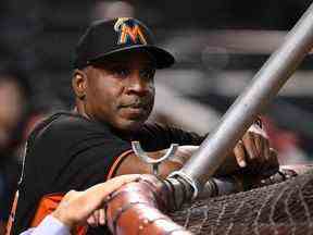 L'entraîneur des frappeurs Barry Bonds des Marlins de Miami regarde l'entraînement au bâton avant un match contre les Diamondbacks de l'Arizona à Chase Field le 10 juin 2016 à Phoenix, en Arizona.