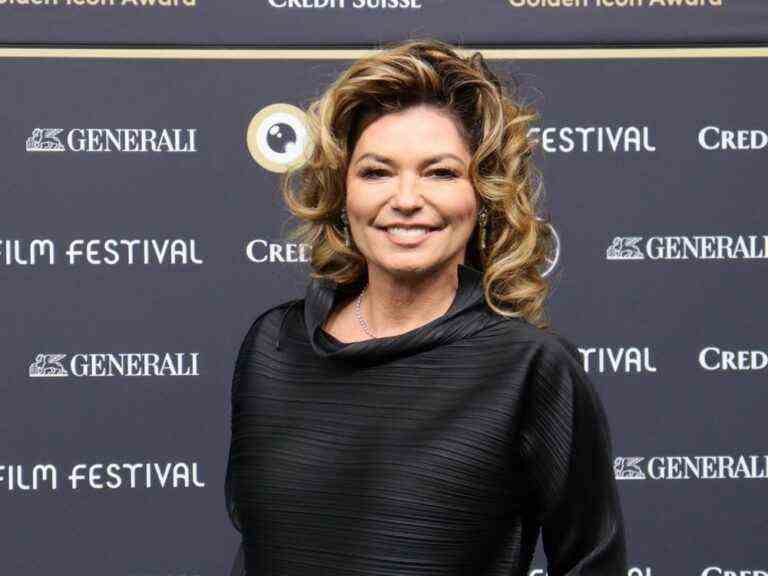 Shania Twain a aplati les seins à l’adolescence pour éviter les abus sexuels de son beau-père