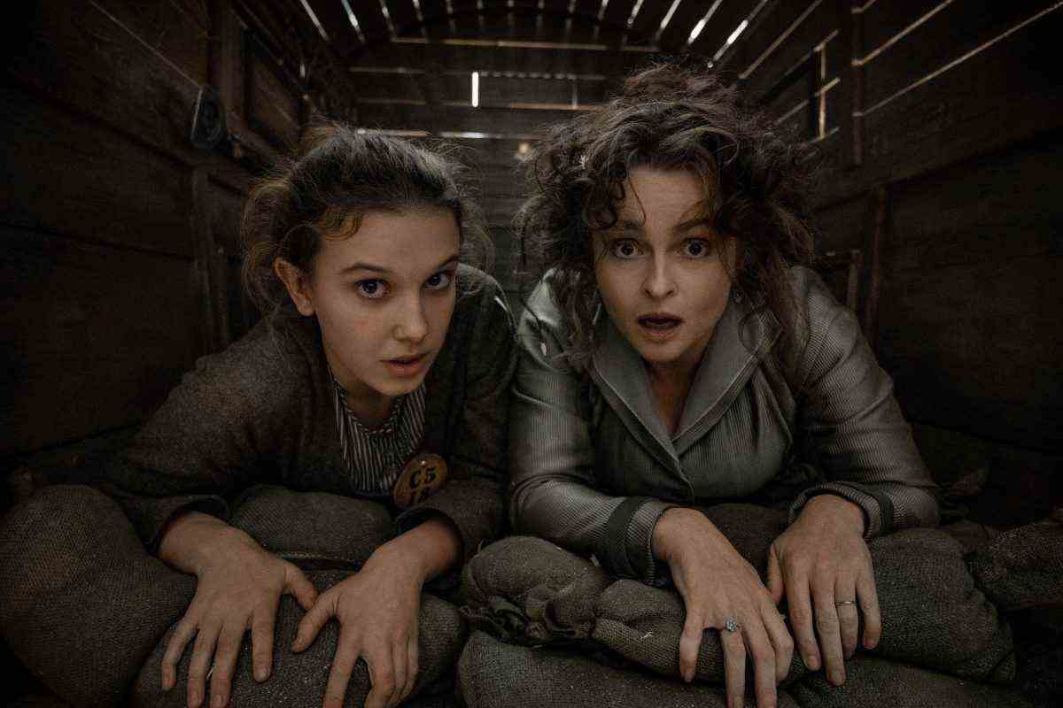 Enola Holmes 2. Millie Bobby Brown comme Enola Holmes, Helena Bonham Carter comme Eudoria Holmes.  Cr.  Alex Bailey/Netflix © 2022