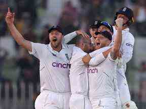 Ollie Robinson, Jack Leach et Ben Stokes d'Angleterre célèbrent la victoire du premier test match entre le Pakistan et l'Angleterre.