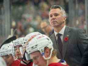 L'entraîneur-chef des Canadiens de Montréal, Martin St.-Louis, assiste à la première période contre le Wild du Minnesota au Xcel Energy Center de Saint Paul, Minnesota, le 1er novembre 2022.