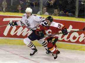 Janne Ninimaa des Oilers donne l'affaire à Martin St. Louis des Flames lors d'un match en février 2000. St. Louis a commencé sa carrière à Calgary avant d'atteindre le statut de superstar après avoir signé avec le Lightning en tant qu'agent libre en juillet.