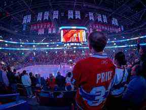 Les fans applaudissent alors que Carey Price est présenté lors d'une cérémonie d'avant-match avant d'affronter les Maple Leafs de Toronto lors de leur match d'ouverture à domicile de la saison régulière de la LNH à Montréal, le mercredi 12 octobre 2022.