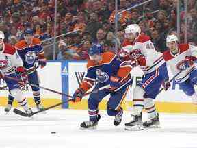 Cody Ceci (#5) des Oilers affronte Joel Armia (#40) des Canadiens en première période le 3 décembre 2022 à Rogers Place à Edmonton.