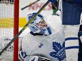 Le gardien de but des Maple Leafs de Toronto, Matt Murray, lève les yeux vers ses coéquipiers alors que le jeu est arrêté au cours de la deuxième période contre les Stars de Dallas au American Airlines Center.