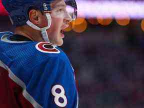 DENVER, CO - 21 DÉCEMBRE: Cale Makar # 8 de l'Avalanche du Colorado regarde pendant la première période contre les Canadiens de Montréal au Ball Arena le 21 décembre 2022 à Denver, Colorado.