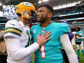 Aaron Rodgers # 12 des Packers de Green Bay embrasse Tua Tagovailoa # 1 des Dolphins de Miami sur le terrain après le match au Hard Rock Stadium le 25 décembre 2022 à Miami Gardens, en Floride.