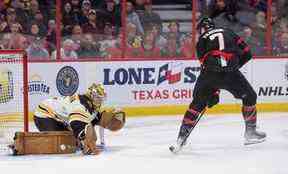 L'ailier gauche des Sénateurs d'Ottawa Brady Tkachuk tire sur le gardien des Bruins de Boston Jeremy Swayman en première période au Centre Canadian Tire.