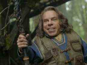 Warwick Davis dans une scène de Willow de Lucasfilm, diffusée exclusivement sur Disney+.