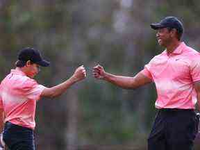 Tiger Woods des États-Unis et son fils Charlie Woods célèbrent sur le septième green lors du premier tour du championnat PNC au Ritz-Carlton Golf Club le 17 décembre 2022 à Orlando, en Floride.