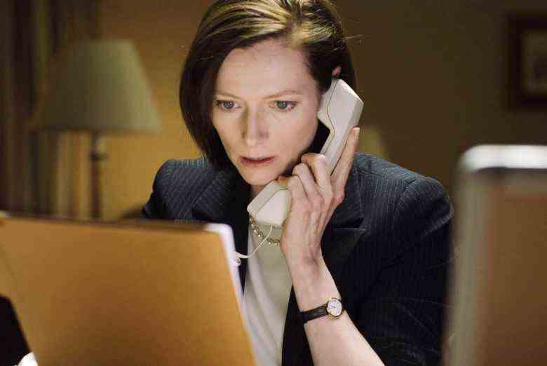 Pas de marchandisage.  Utilisation éditoriale uniquement.  Pas d'utilisation de couverture de livre.Crédit obligatoire : Photo de Castle Rock/Section 8/Kobal/REX/Shutterstock (5885602am) Tilda Swinton Michael Clayton - 2007 Réalisateur : Tony Gilroy Castle Rock/Section 8 USA Scene Still Drama