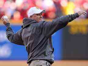 L'ancien lanceur des Cincinnati Reds, Tom Browning, lance le premier lancer de cérémonie avant que les Reds n'affrontent les Giants de San Francisco au Great American Ball Park le 9 octobre 2012 à Cincinnati, Ohio.