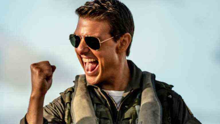 Tom Cruise s'effondre avec désinvolture sur la Terre en remerciant les fans d'avoir soutenu Top Gun: Maverick
