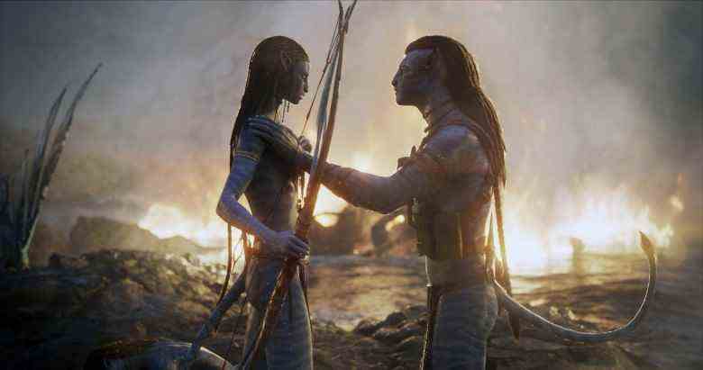 AVATAR : LA VOIE DE L'EAU, (aka AVATAR 2), de gauche à droite : Neytiri (voix : Zoe Saldana), Jake Sully (voix : Sam Worthington), 2022. © Walt Disney Studios Motion Pictures / Courtesy Everett Collection