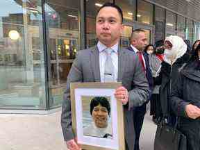 Edward Balaquit tient une photo de son père, Eduardo Balaquit, devant le palais de justice de Winnipeg le mercredi 9 novembre 2022. Un homme reconnu coupable d'homicide involontaire coupable dans la mort d'Eduardo Balaquit a été condamné à 16 ans de prison.