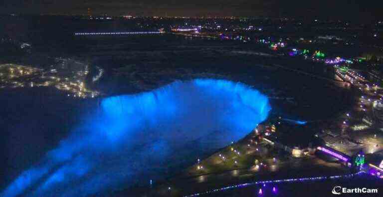 Une femme de Toronto qui a perdu l’estomac à cause du cancer sensibilise en éclairant des monuments