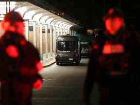 La police de Toronto, les ambulanciers paramédicaux et le personnel de sécurité de la TTC étaient visibles au poste de High Park TTC après que deux femmes ont été poignardées le jeudi 8 décembre 2022.