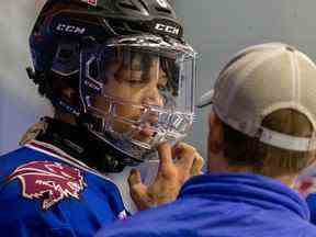 Beaconsfield High School Bison Aiden Chase sur le banc à Beaconsfield le jeudi 8 décembre 2022. Il aurait été qualifié d'insulte raciale lors d'un récent match de hockey à Valleyfield.