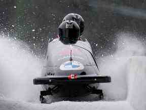 Les Canadiennes Bianca Ribi, de Calgary, Alta., et Niamh Haughey, de Whitby, Ont., se sont classées cinquièmes lors de la compétition de bobsleigh à deux lors de la Coupe du monde IBSF BOB, à Whistler, C.-B., samedi, 26 novembre 2022.