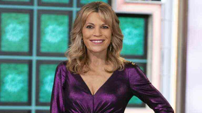 Vanna White de Wheel Of Fortune explique pourquoi elle est restée dans l'émission pendant plus de 40 ans avec le "mari de la télévision" Pat Sajak
