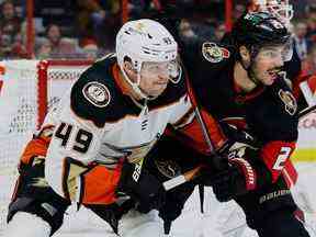 Le défenseur des Sénateurs d'Ottawa Travis Hamonic (à droite) vérifie l'ailier gauche des Ducks d'Anaheim Max Jones lors d'un match de la LNH au Centre Canadian Tire le 12 décembre 2022.