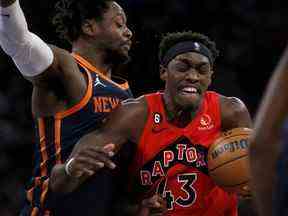 L'attaquant des Raptors de Toronto Pascal Siakam passe devant l'attaquant des New York Knicks Julius Randle, à gauche, lors de la première moitié d'un match de basket-ball de la NBA le mercredi 21 décembre 2022 à New York.