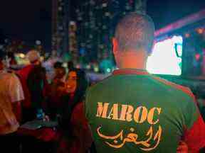 Les fans regardent le match de la Coupe du Monde de la FIFA Qatar 2022 entre le Maroc et la France à Dubaï, aux Émirats arabes unis.