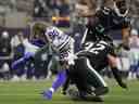 CeeDee Lamb des Cowboys de Dallas dirige le ballon après une prise et taclé par Reed Blankenship des Eagles de Philadelphie au cours de la première mi-temps au stade AT&T le 24 décembre 2022 à Arlington, Texas.  