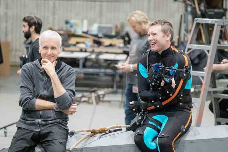 AVATAR: THE WAY OF WATER, (aka AVATAR 2), Director James Cameron, Sam Worthington, on set, 2022. ph: Mark Fellman /© Walt Disney Studios Motion Pictures / Courtesy Everett Collection