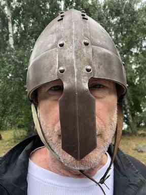 Mike Strobel portant un casque de reconstitution emprunté à Birka.  PHOTO DE CAROLYN STROBEL