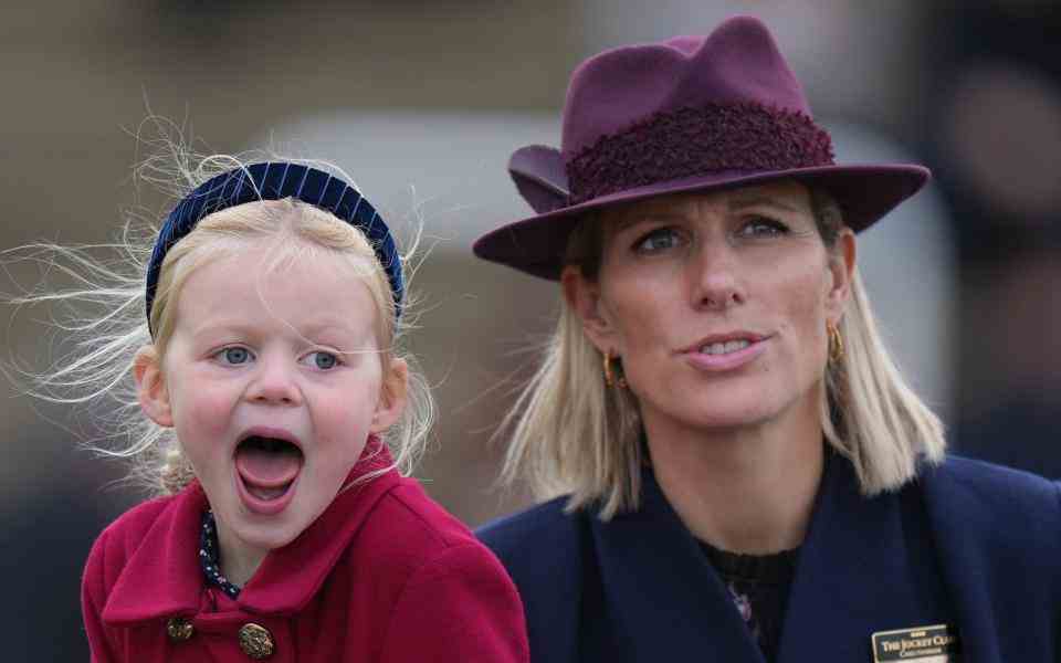 Lena et Zara Tindall à Cheltenham - James Whatling