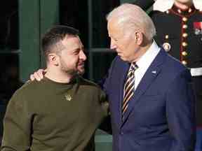 Le président américain Joe Biden accueille le président ukrainien Volodymyr Zelenskyy sur la pelouse sud de la Maison Blanche à Washington, DC, le 21 décembre 2022.