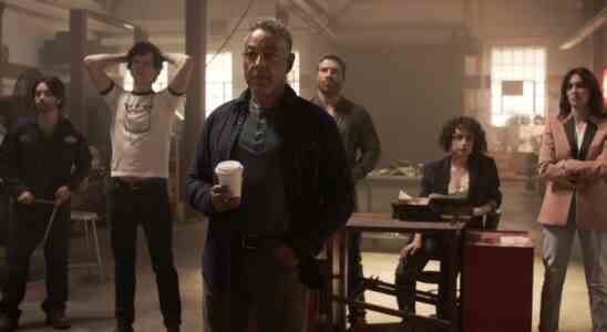 Kaleidoscope. (L to R) Jordan Mendoza as RJ, Peter Mark Kendall as Stan Loomis, Giancarlo Esposito as Leo Pap, Jai Courtney as Bob Goodwin, Rosaline Elbay as Judy Goodwin, Paz Vega as Ava Mercer in episode “Yellow” of Kaleidoscope. Cr. Courtesy of Netflix © 2022